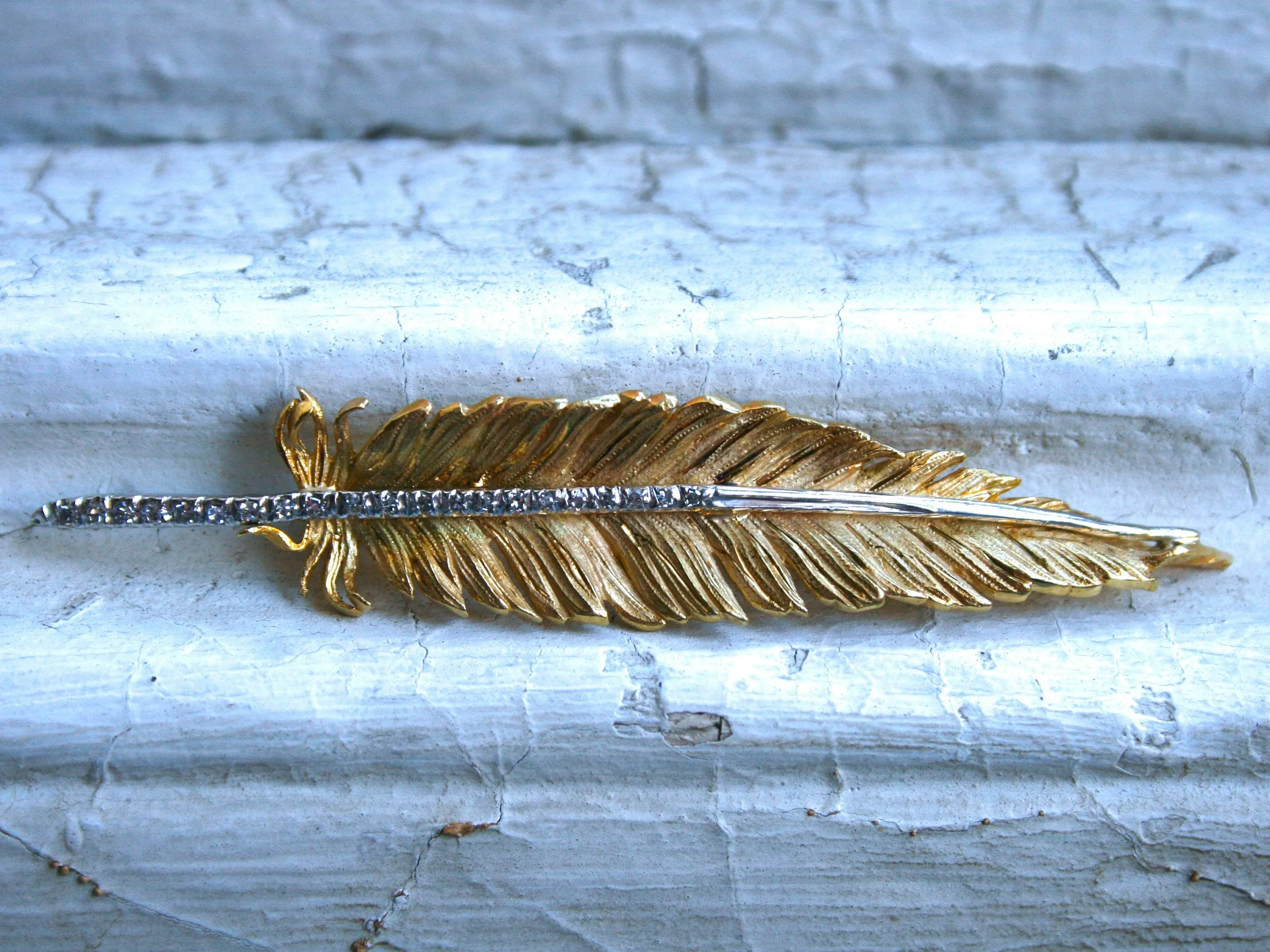 Gorgeous 18K Yellow Gold Diamond Feather Pin/Pendant - 0.42ct.