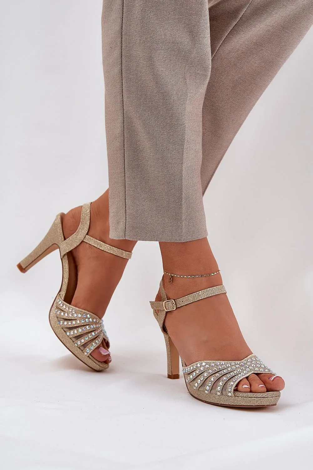 Heel sandals Step in style