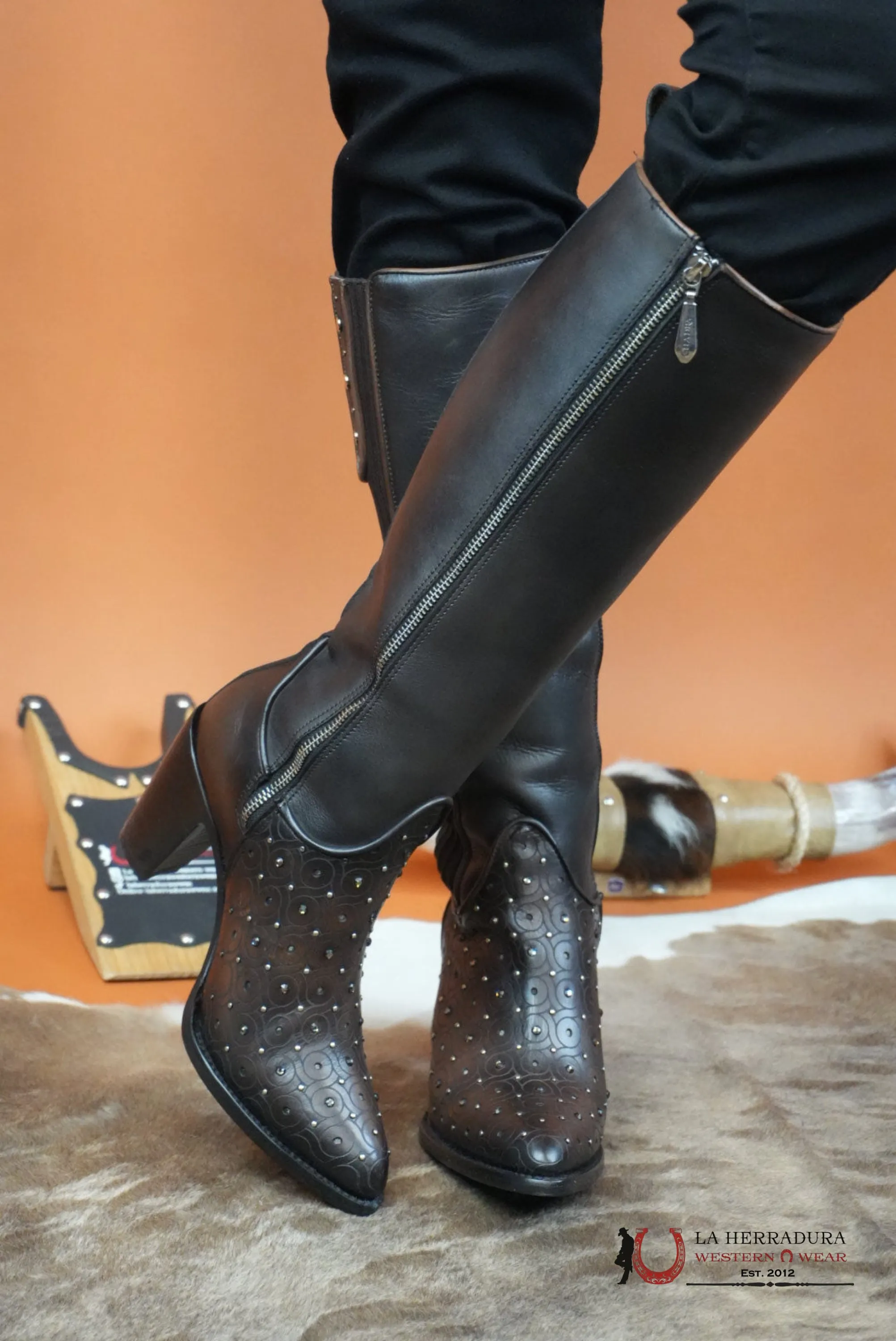 WOMENS CUADRA RES CRUST MAPLE ZIPPER & STUDS & LASER ROUND TOE TALL BOOT CU759