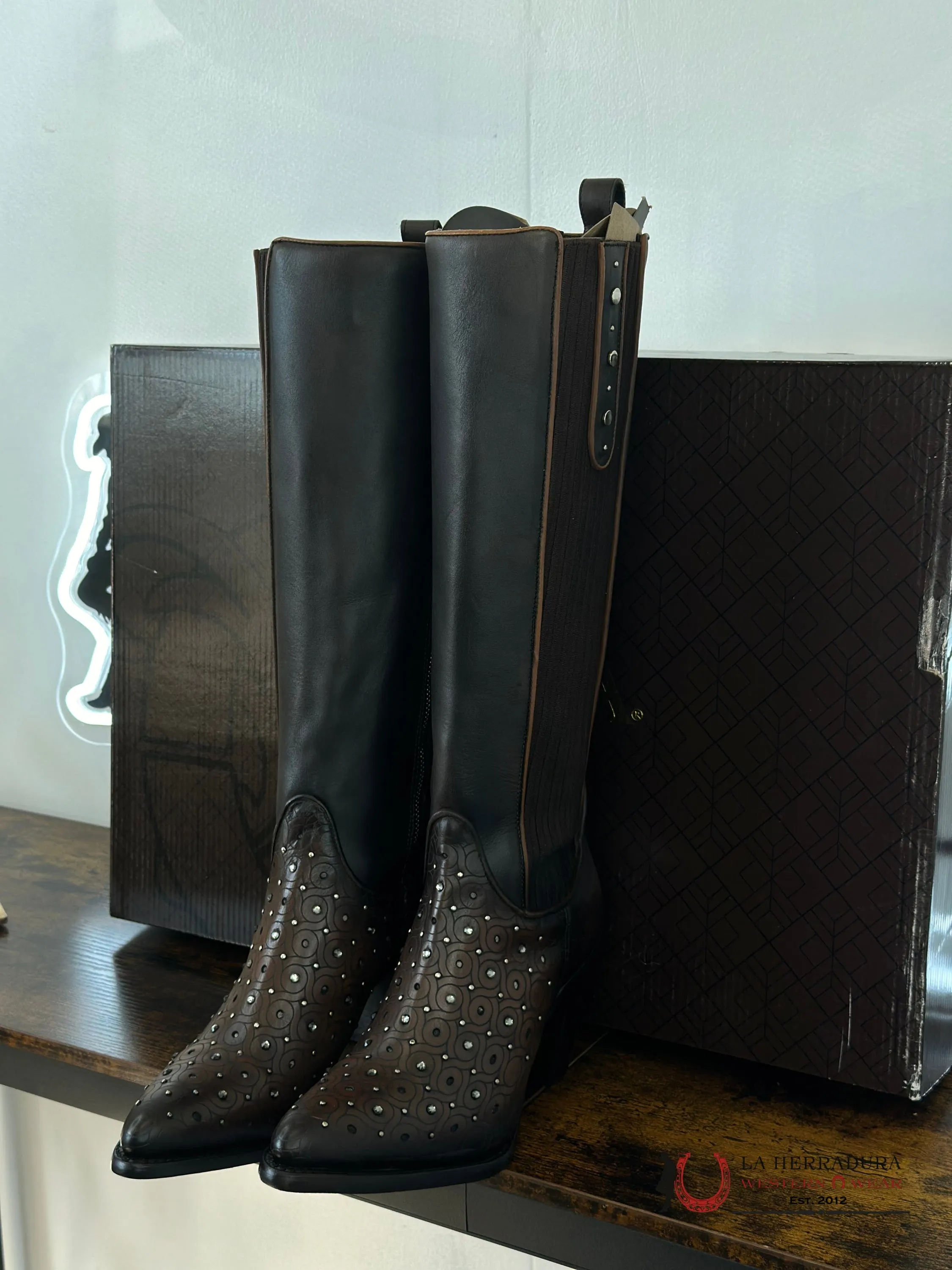 WOMENS CUADRA RES CRUST MAPLE ZIPPER & STUDS & LASER ROUND TOE TALL BOOT CU759