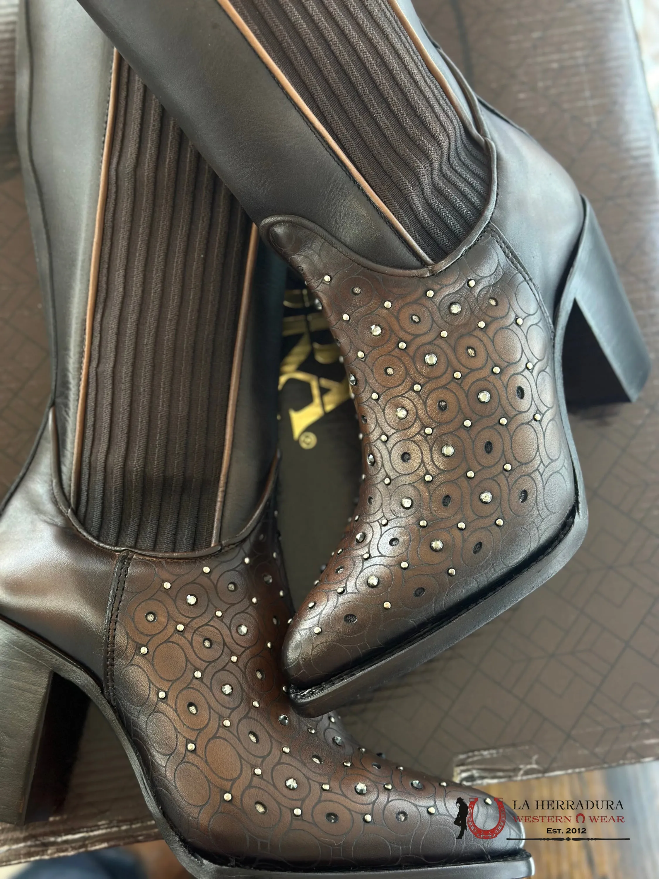 WOMENS CUADRA RES CRUST MAPLE ZIPPER & STUDS & LASER ROUND TOE TALL BOOT CU759